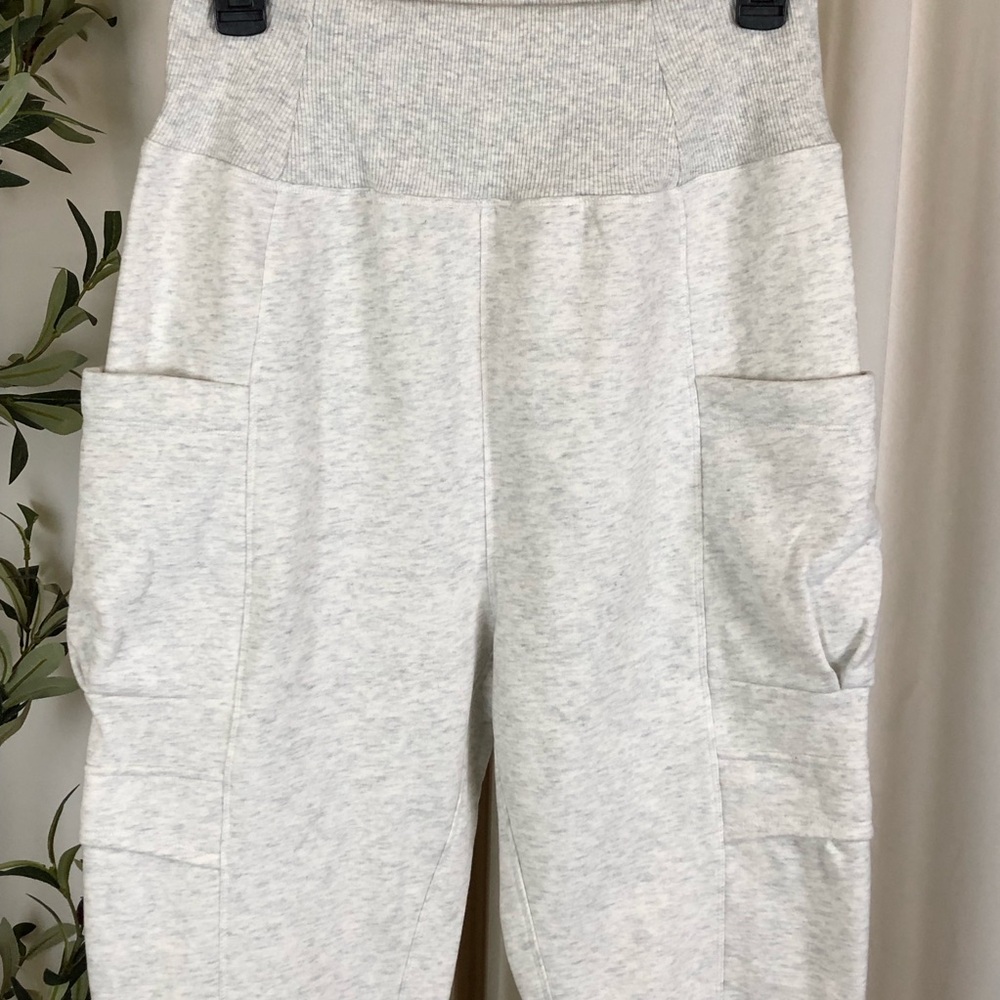 NWT Halara Cozy Light Heather Gray Cargo Pockets Sweatpants Joggers Sz S (A3) - Picture 2 of 10